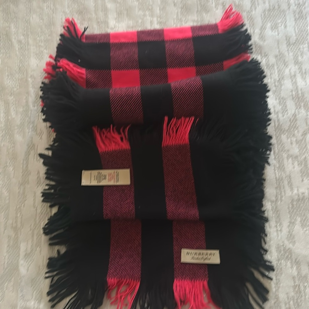 Burberry scarf like new length 88 inches, width 12